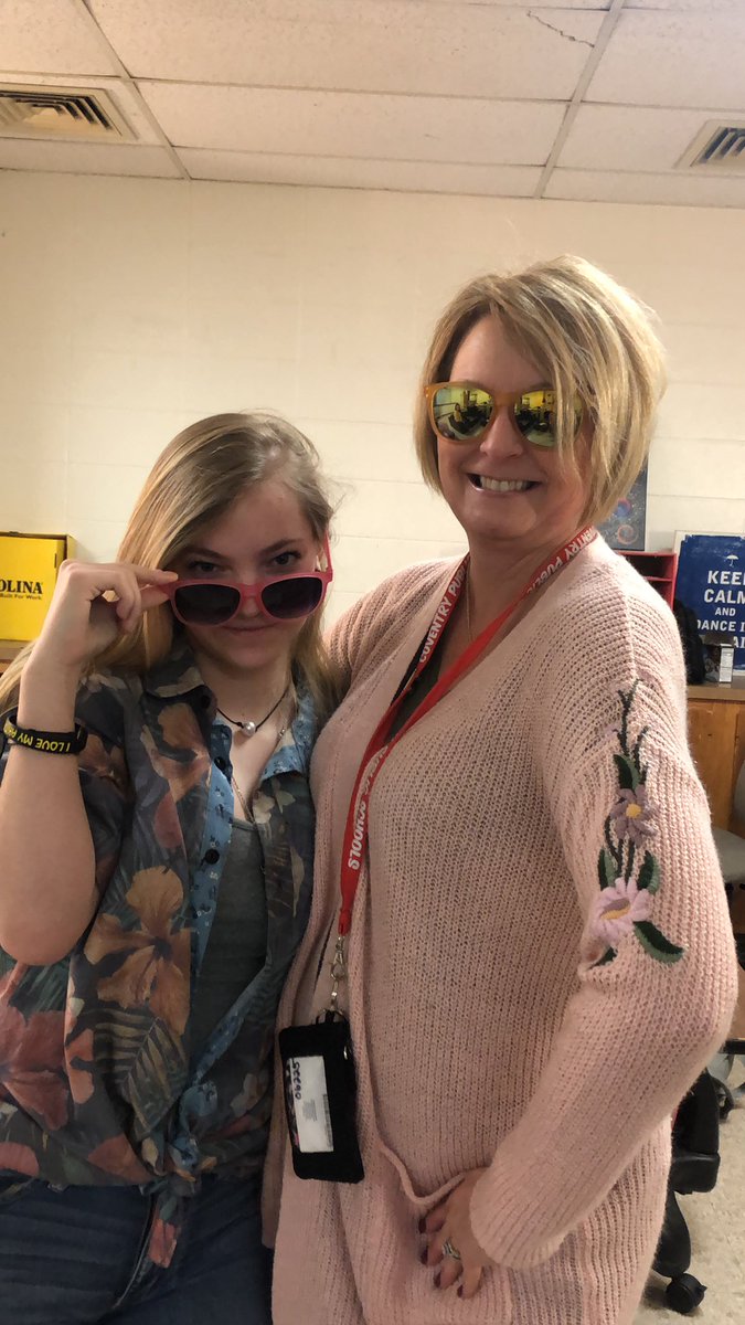 OakersCla's tweet photo. Luau Day!! Spirit Week!! https://t.co/SVi9sPby0c