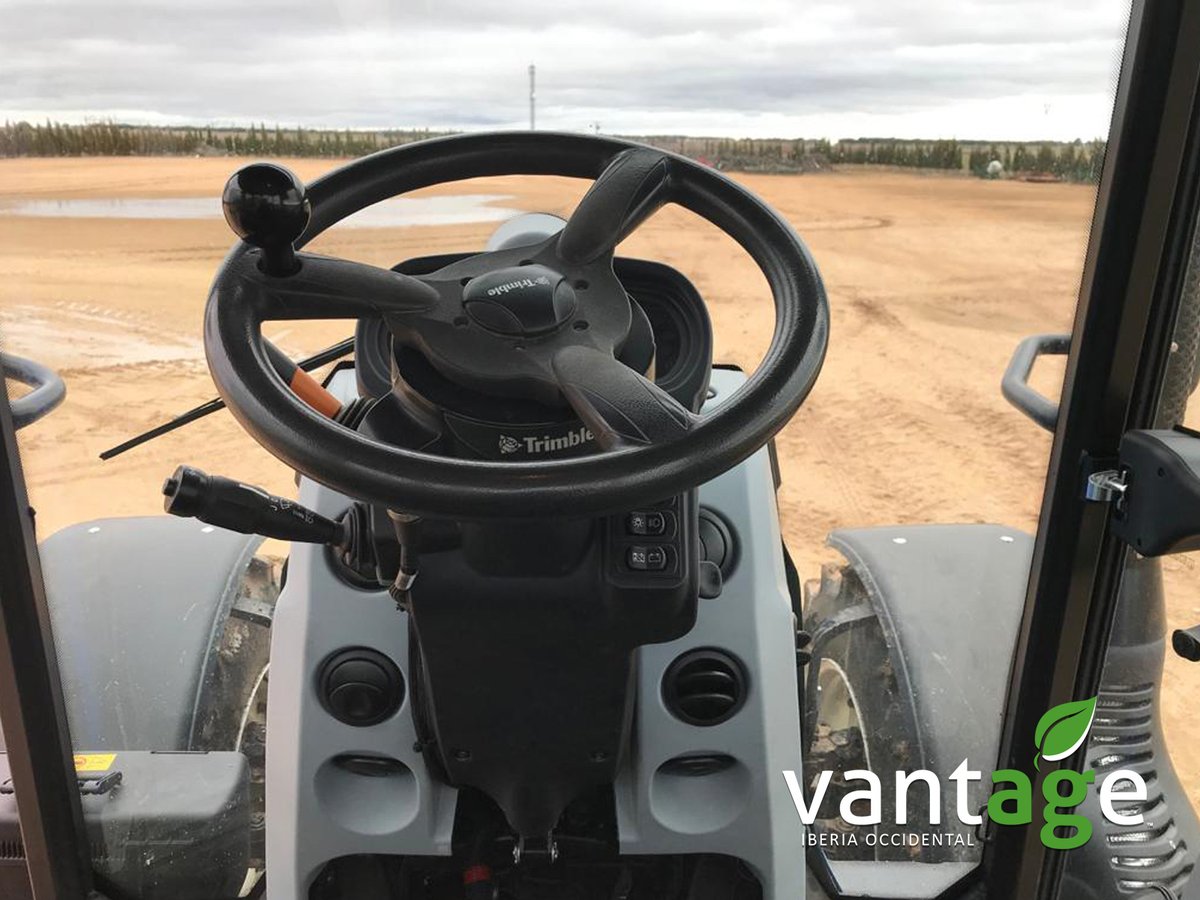 Vantageoeste's tweet photo. 🔝 Hoy os traemos imágenes de una nueva instalación en la provincia de Albacete.

Este tractor #NewHolland ya está listo para trabajar con su nuevo equipo #GFX750 con EZ-Pilot Pro y sistema Field-IQ para el control automático de tramos. 

#Agricultura #GNSS #GPS #Trimble #FieldIQ https://t.co/DZckvhrr1P