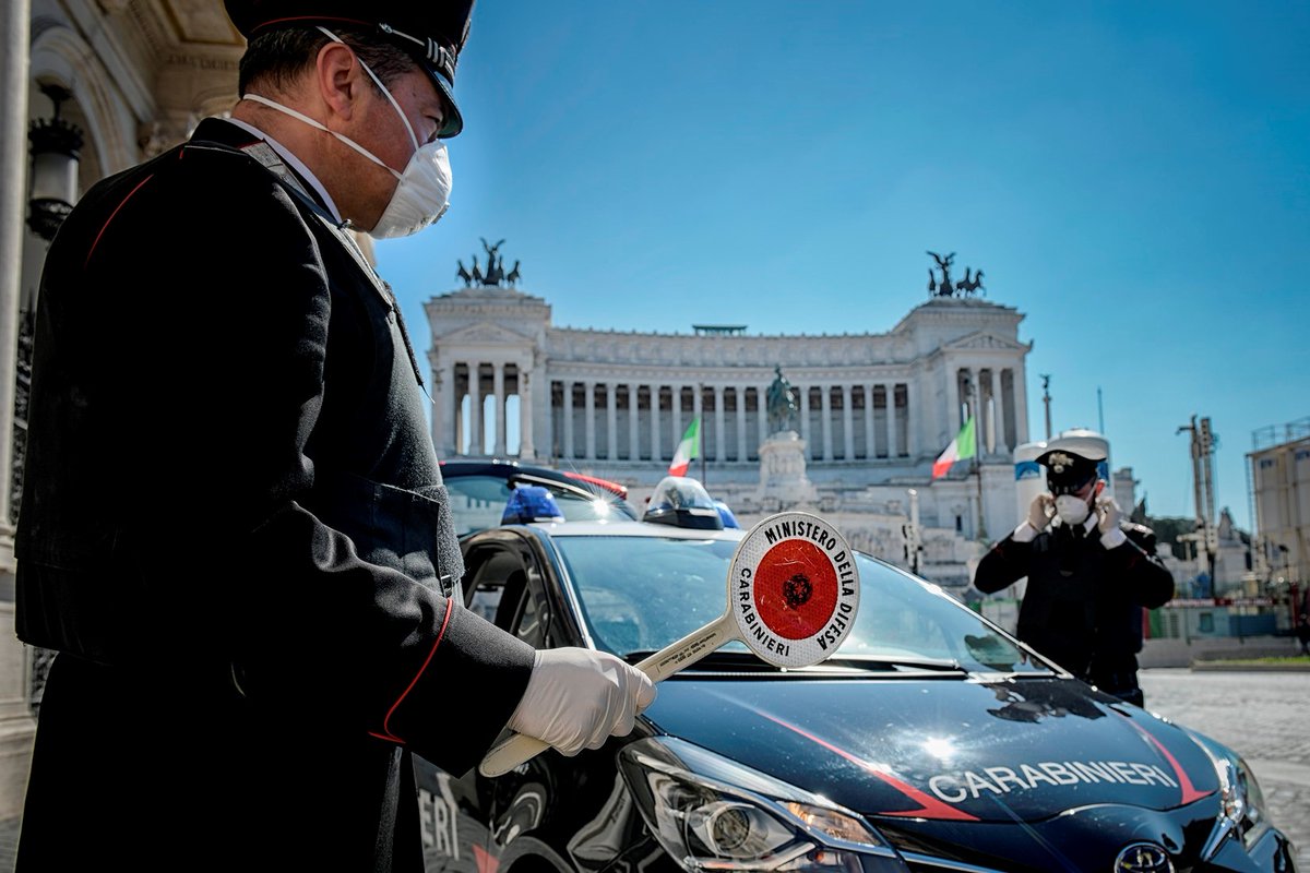 _Carabinieri_'s tweet photo. Continuano i controlli dei #Carabinieri sul territorio nazionale tesi alla verifica del rispetto delle misure di contenimento #COVID19. Spostarsi senza un valido motivo rappresenta un rischio per sé e per gli altri, oltre che un reato. #PossiamoAiutarvi #iorestoacasa https://t.co/JvIT8AN7Pn
