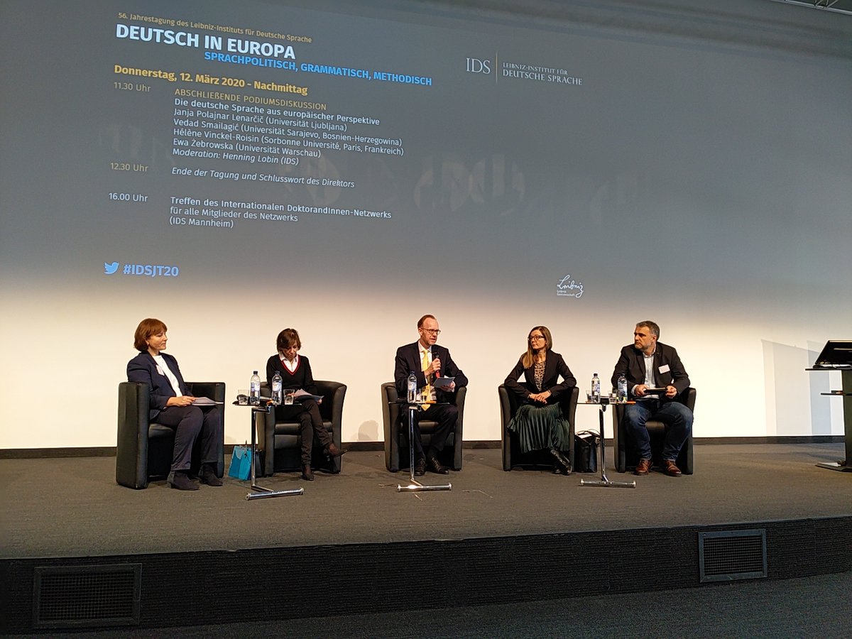 IDS_Mannheim's tweet photo. #IDSJT20 Podiumsdiskussion: „Die deutsche Sprache aus europäischer Perspektive“.
Auf dem Podium v.l.n.r.: Ewa Żebrowska (@UniWarszawski), Hélène Vinckel-Roisin (@LettresSorbonne), @HenningLobin (@IDS_Mannheim), Janja Polajnar Lenarčič (@unilj) & Vedad Smailagić (@FFUNSA_BA). https://t.co/DS9ExgV425