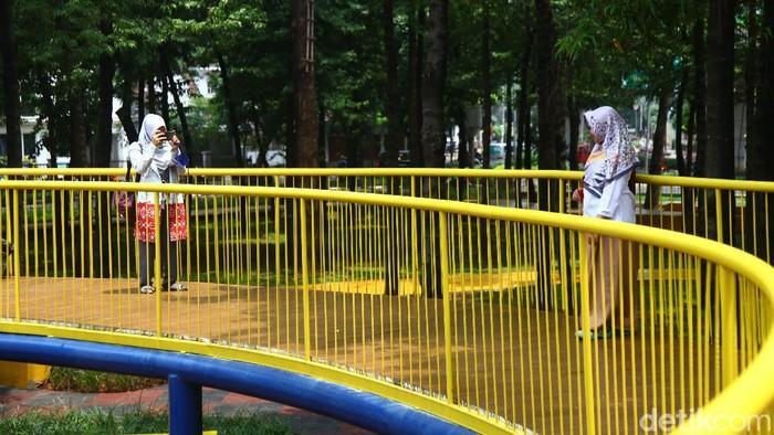 detikcom's tweet photo. #Foto Pascarevitalisasi, Taman Puring dengan wajah baru kini makin eksis. Desain taman yang nyaman, ramah anak dan menarik menjadi sorotan tersendiri bagi masyarakat. Berikut potretnya! #TamanPuring

Selengkapnya di https://t.co/UacJv2KTJ3 https://t.co/LCj1D35f1K