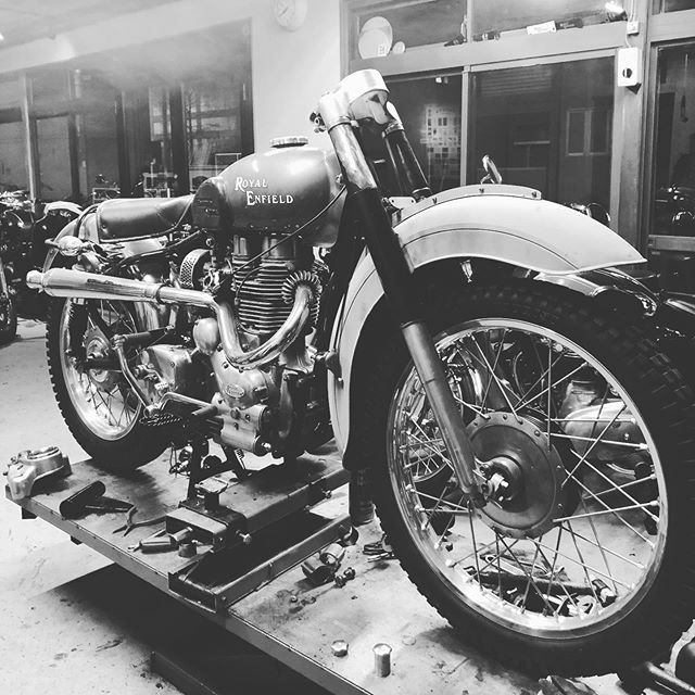 gotoya_m_w's tweet photo. 久々に自分のエンフィールド改造中たのしい
#royalenfield #bullet #oldbullet #g2style #royalenfieldscrambler #oldstyle #gotoyamotorworks #ロイヤルエンフィールド https://t.co/v99F13Dr5m https://t.co/4cUThM6UGR