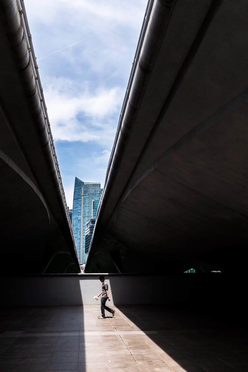 javanng's tweet photo. Light and shadow under the Esplanade Bridge.
#Singapore #StreetPhotography #VisitSingapore #travel #fujifilmsg #appicoftheweek @VisitSingapore @FUJIFILM_UK @NatGeoTravel https://t.co/GAwebcu1PY