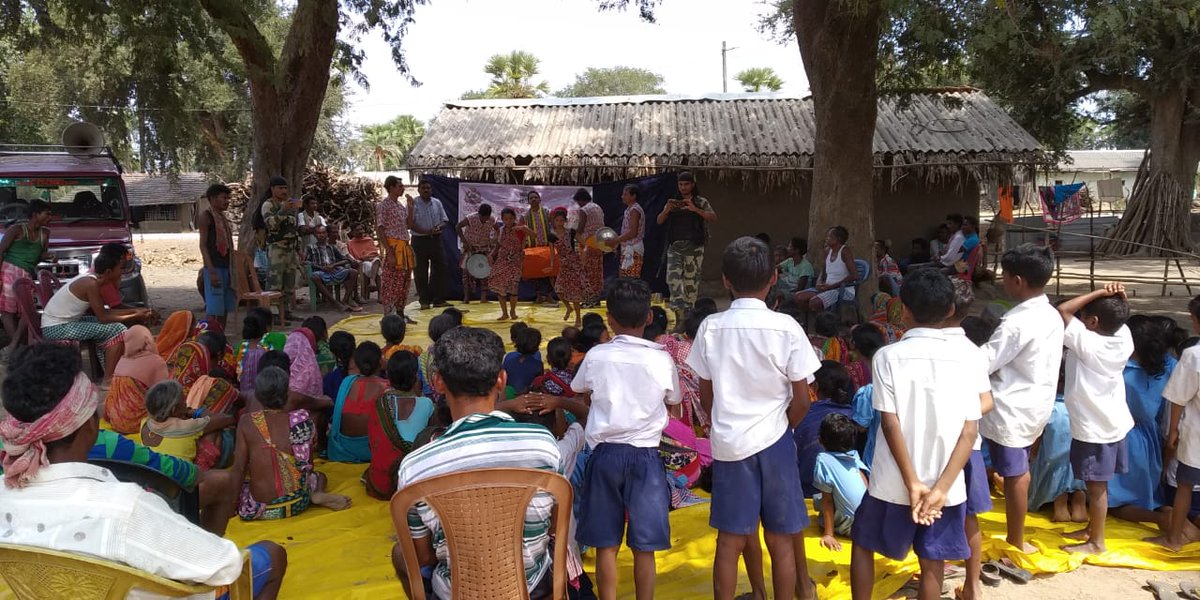 CBC_Bhubaneswar's tweet photo. Emphasizing the need to avail the benefits of #Developmentalschemes of the Government our Artistes sensitised the people of #Erakundavillage in #Malkangiri dist #Odisha @MIB_India @BOC_MIB @ROB_Patna @PIB_India @MALVIYAMalviya9 https://t.co/TLGT2ezcHU