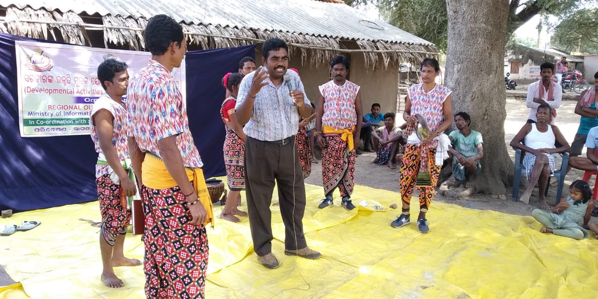 CBC_Bhubaneswar's tweet photo. Emphasizing the need to avail the benefits of #Developmentalschemes of the Government our Artistes sensitised the people of #Erakundavillage in #Malkangiri dist #Odisha @MIB_India @BOC_MIB @ROB_Patna @PIB_India @MALVIYAMalviya9 https://t.co/TLGT2ezcHU