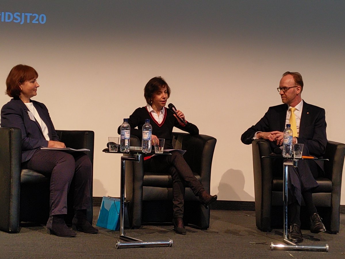 IDS_Mannheim's tweet photo. #IDSJT20 Podiumsdiskussion: „Die deutsche Sprache aus europäischer Perspektive“.
Auf dem Podium v.l.n.r.: Ewa Żebrowska (@UniWarszawski), Hélène Vinckel-Roisin (@LettresSorbonne), @HenningLobin (@IDS_Mannheim), Janja Polajnar Lenarčič (@unilj) & Vedad Smailagić (@FFUNSA_BA). https://t.co/DS9ExgV425
