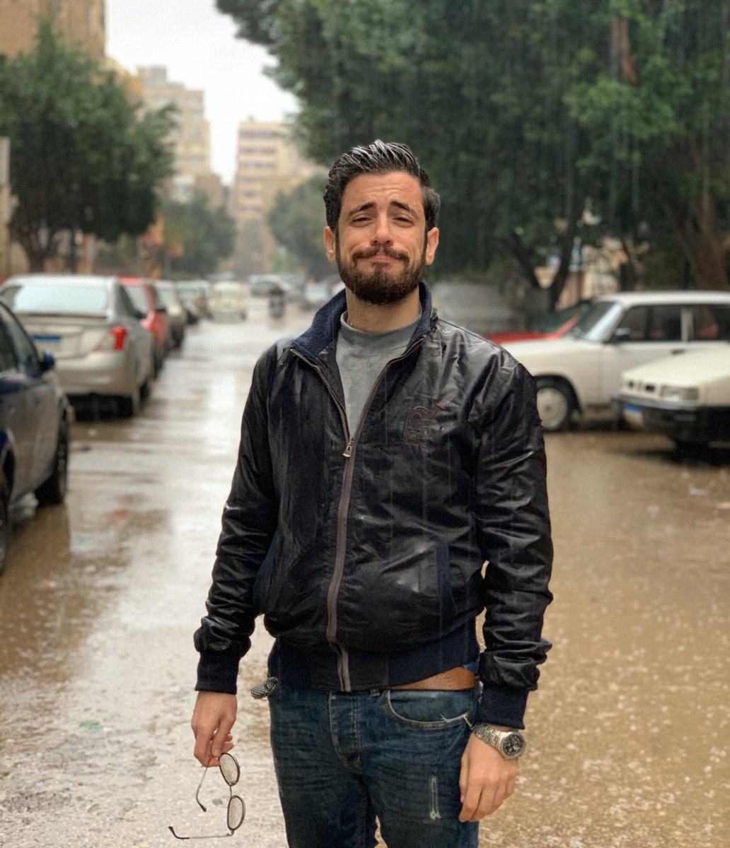 الناس كلها قاعده ف البيت، وانا نازل الشغل بقالي ساعه ونص لا لاقي موصلات توديني الشغل ولا مواصلات ترجعني البيت 🤦🏻‍♂️😂
والحمد لله اني اخدت الصوره المجنونه دي للذكري ❤️❤️😂😂
معروفه يعني الدكتور ملوش اجازات 🤦🏻‍♂️😂