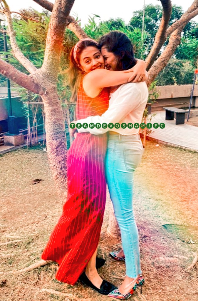 TeamDevoshamiFC's tweet photo. Good Friends Are Like Star , You Don't Always See Them But You Know They Are Always There! 🖤 ~ #DevoleenaBhattacharjee 
#RashamiDesai #Devoshami https://t.co/frZWUBEsLb