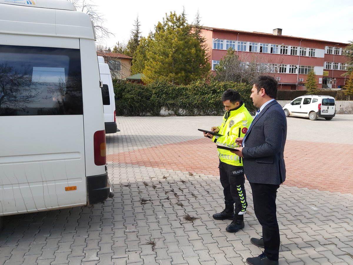 SulakyurtM's tweet photo. İlçe Milli Eğitim Müdürümüz Yıldıray DOĞAN Başkanlığında Denetleme Ekibi ve İlçemiz Trafik Tescil ve Denetleme Büro Amirliği ekipleri tarafından  İlçemiz Ortaöğretim servis araçlarının denetimi yapıldı. @kirikkalemem @tufekciyusuf @YldrayDOAN15 @iavci10 @metinevci6 https://t.co/4LlrisyRz5