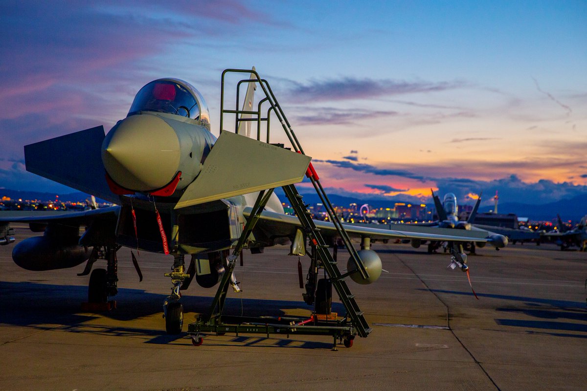 Team_Luftwaffe's tweet photo. Voller Einsatz von früh bis spät für das #Team_Luftwaffe bei der Übung #RedFlag. Auch nachts wird von der @nellisafb bei #LasVegas aus geflogen. Dafür arbeiten die Frauen und Männer in mehreren Schichten. #Nachtschicht Hier der Weg zu unserer Übungsseite: https://t.co/iV7u5JljDk https://t.co/y9CPtHXxN7