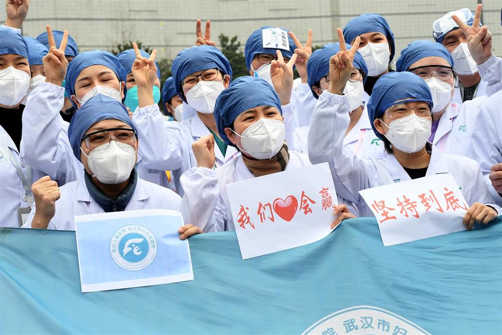 europapress's tweet photo. #ENDIRECTO | China registra mínimos en los casos por coronavirus y cifra en 11 las muertes y en 15 los contagios https://t.co/qDPNOshyJm https://t.co/4UQEmdKGDH