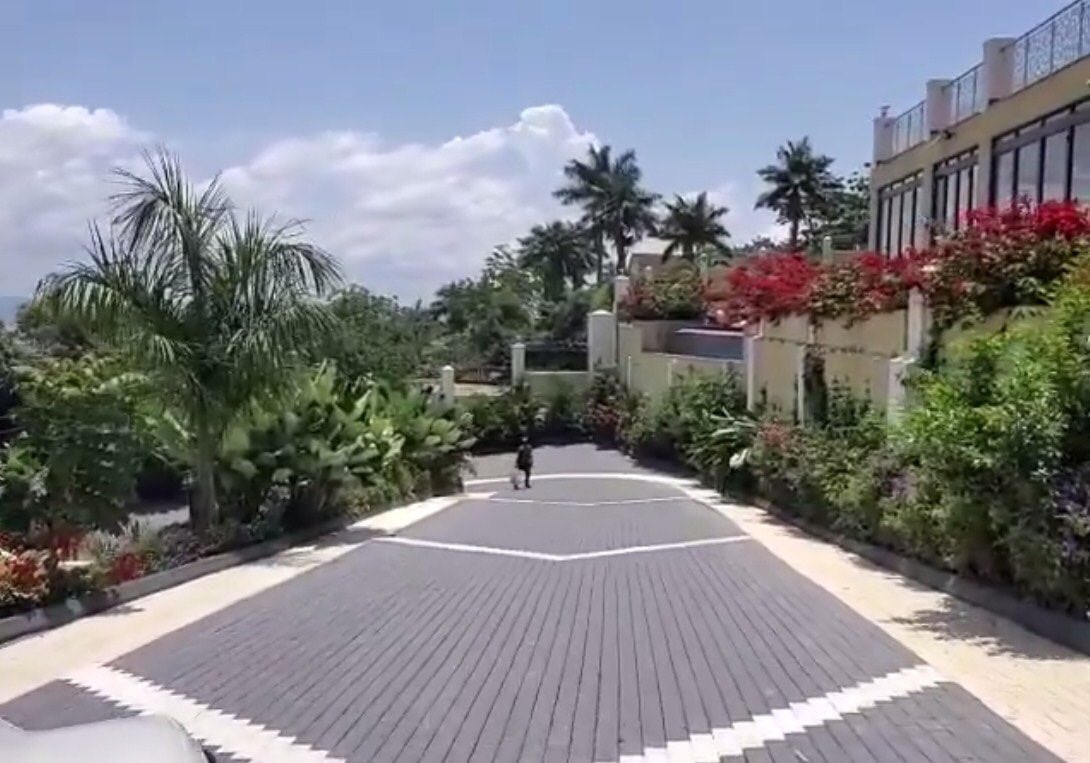 anderson_luzze's tweet photo. City business man and Ugandan Tycoon Godfrey Kirumira Kalule, has proven that he is one of the wealthiest people in Uganda after Parading off a Newly Constructed House / Mansion on Buziga Hill Worth UGx 2Billion. https://t.co/iNRS4yBXYk