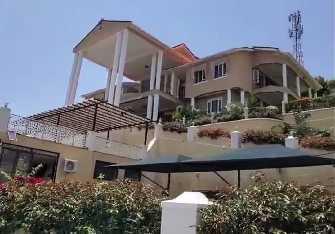 anderson_luzze's tweet photo. City business man and Ugandan Tycoon Godfrey Kirumira Kalule, has proven that he is one of the wealthiest people in Uganda after Parading off a Newly Constructed House / Mansion on Buziga Hill Worth UGx 2Billion. https://t.co/iNRS4yBXYk