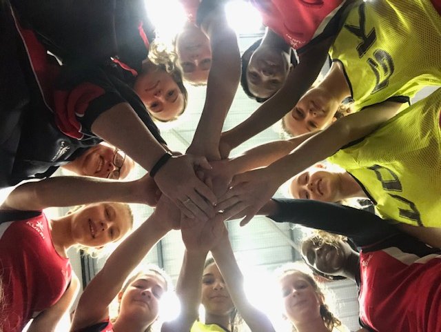 bbcsomerset's tweet photo. Good luck to @tauntonschool netballers! 🤞

The under 14's side qualified for the National School Finals, which take place in Hertfordshire this weekend.

Listen live to @Claire7Carter this morning to hear how all the build up is going 📻 🎙️
https://t.co/lFVyaoeKYA https://t.co/jO6HfjwtRJ