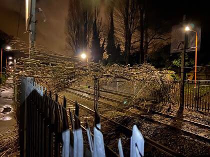 NetworkRailBHM's tweet image. 💨⚠️
Work continues to clear the fallen tree on the #CrossCity line.

Damage caused by the tree to the overhead wires means ongoing disruption and no trains between @NetworkRailBHM and Lichfield City

Please check @nationalrailenq before travel
⚠️💨
#WMRNEW