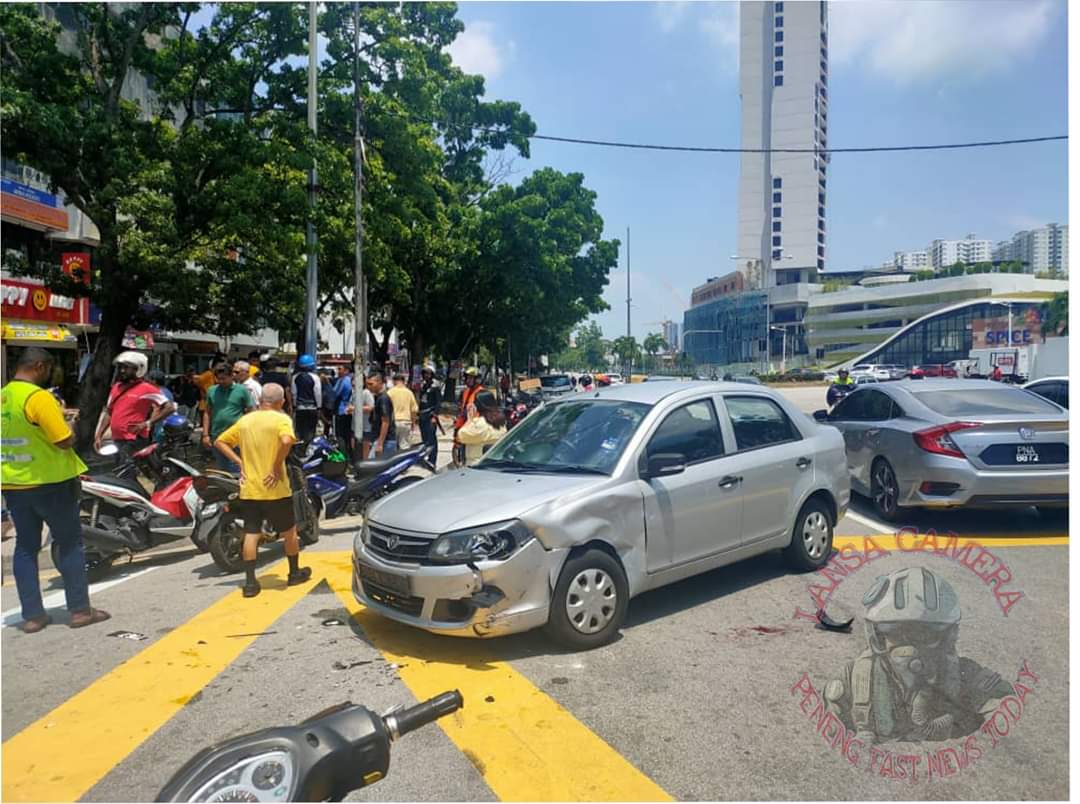 penang_kini's tweet photo. #Relau Kemalangan Di hadapan Public Bank Relau melibatkan sebuah kereta & motorsikal yang di tunggang oleh seorang pelajar sekolah bukit gambir https://t.co/ptFXG7STVW