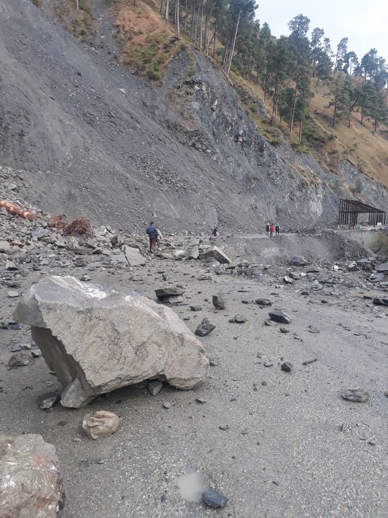 dcramban's tweet photo. #nh44 update. #shooting #stones at several locations between #digdole and #Panthyal. Clearance operations being done. Weather conditions making it difficult. Traffic suspended for the moment. https://t.co/dC6GljQJo7