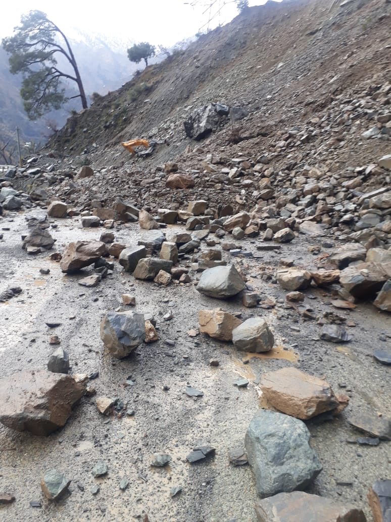 dcramban's tweet photo. #nh44 update. #shooting #stones at several locations between #digdole and #Panthyal. Clearance operations being done. Weather conditions making it difficult. Traffic suspended for the moment. https://t.co/dC6GljQJo7