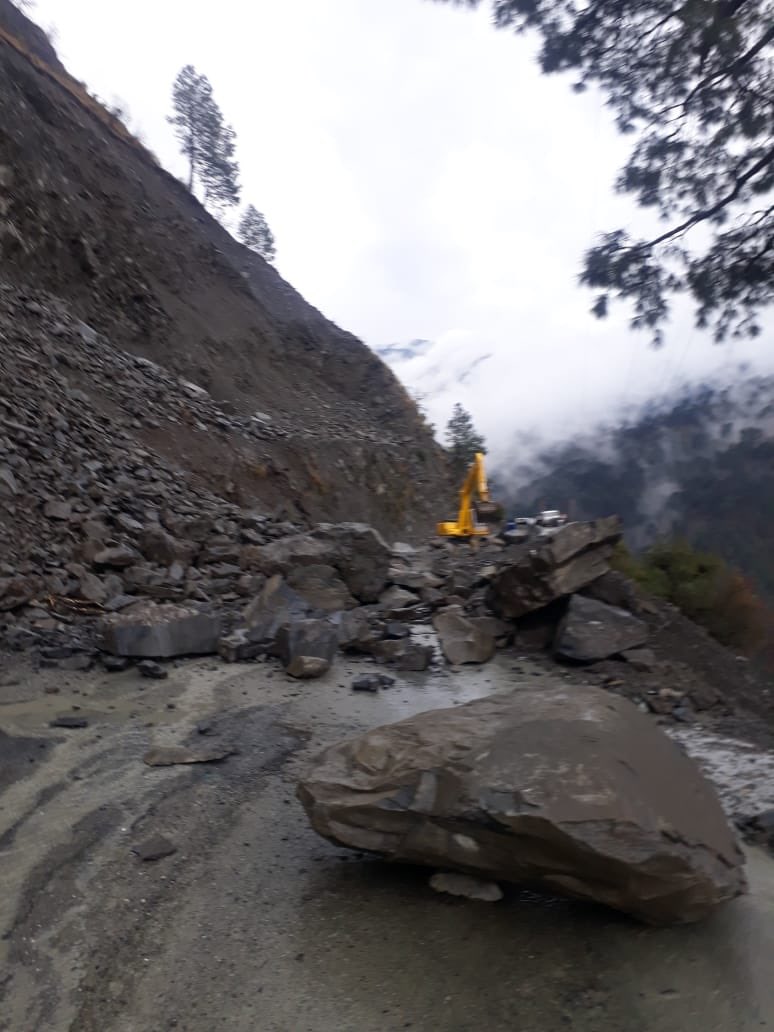 dcramban's tweet photo. #nh44 update. #shooting #stones at several locations between #digdole and #Panthyal. Clearance operations being done. Weather conditions making it difficult. Traffic suspended for the moment. https://t.co/dC6GljQJo7