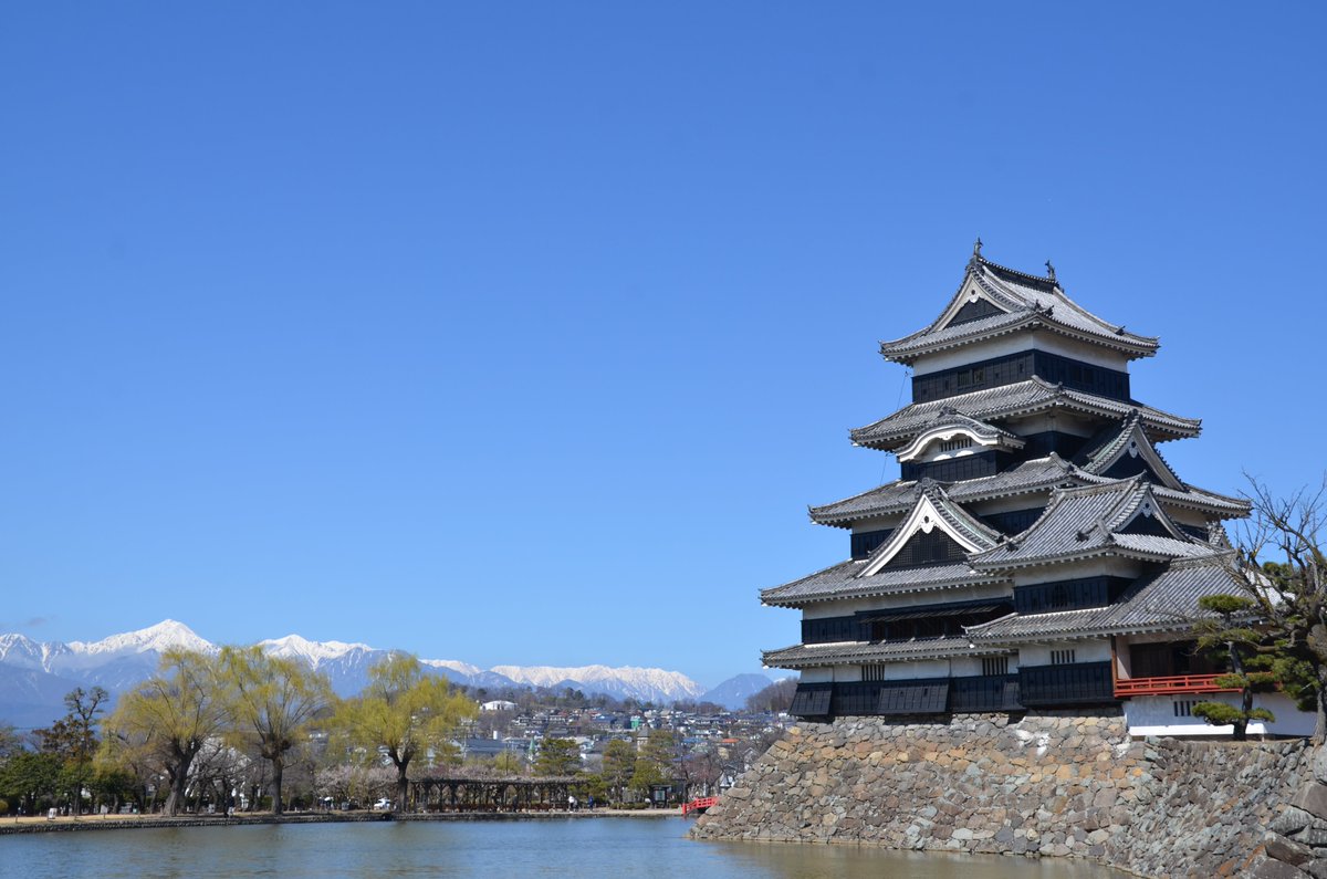 Uzivatel 長野県松本市 Na Twitteru 松本城は春の陽気です 3月12日の松本城周辺です 雲一つない天気となった松本市内 松本城周辺も一気に春めいてきました 陽気に誘われてきたのでしょうか 太鼓門付近では猫ものんびりお昼寝中でした