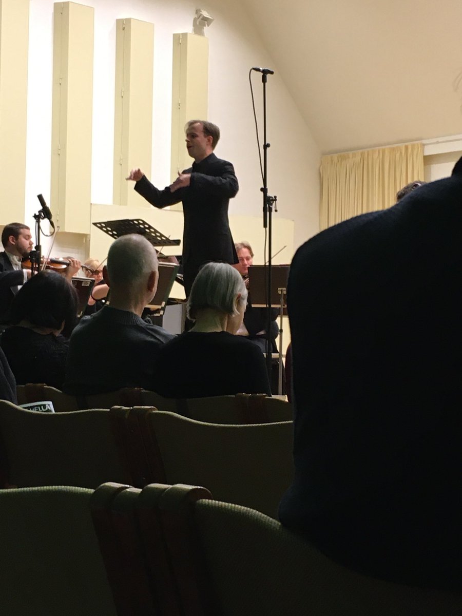 ”Wenn mein Schatz Hochzeit macht.” Mark Wigglesworth’s description of the conductor as ”The Silent Musician” is not always true. <a href="/taavi_oramo/">Taavi Oramo</a> conducting #kymisinfonietta while singing at the same time — after having silently directed @SauliZinovjev’s thrilling Un Grande Sospiro.