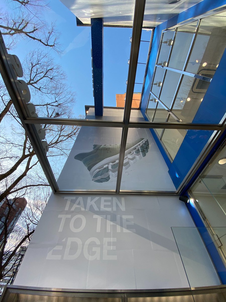 hiroki_komada's tweet photo. atmos BLUE 表参道でも Cloud Hi Edge の巨大ビジュアルが登場。

#CloudHiEdge #TakentotheEdge https://t.co/PWxuxuE32K