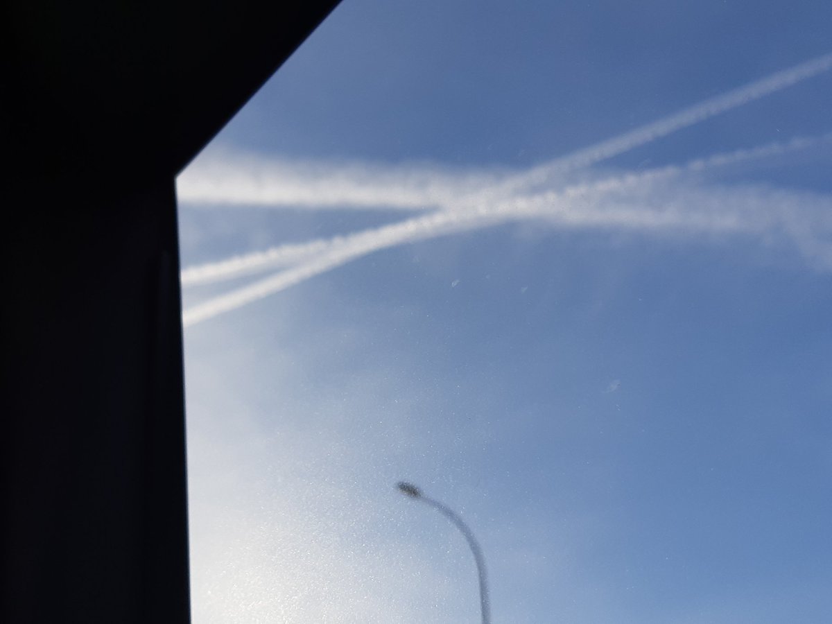1n5um15110n's tweet image. Hoy están volando más bajo de lo normal #chemtrails #CriminalesDelAire #ControlDeLaPoblacion #BajaFrecuencia