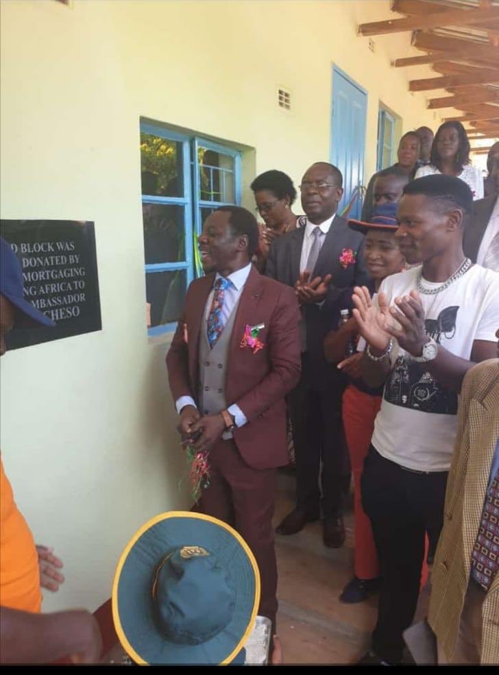 Well done Alick Macheso for commissioning a classroom block at Enterprise primary in Shamva.We must always remember our past & look back as we strive to make better our rural communities.Thank you ‘Baba Sharo’ @alicckmacheso3 for leading the way. #smartcommunities #smartschools