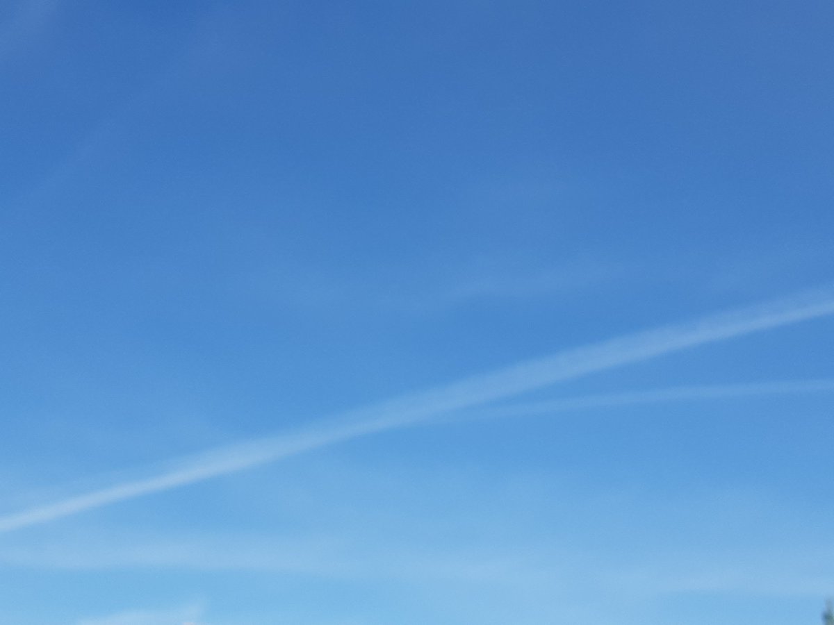 1n5um15110n's tweet image. Más y más bajo #chemtrails #CriminalesDelAire #ControlDeLaPoblacion