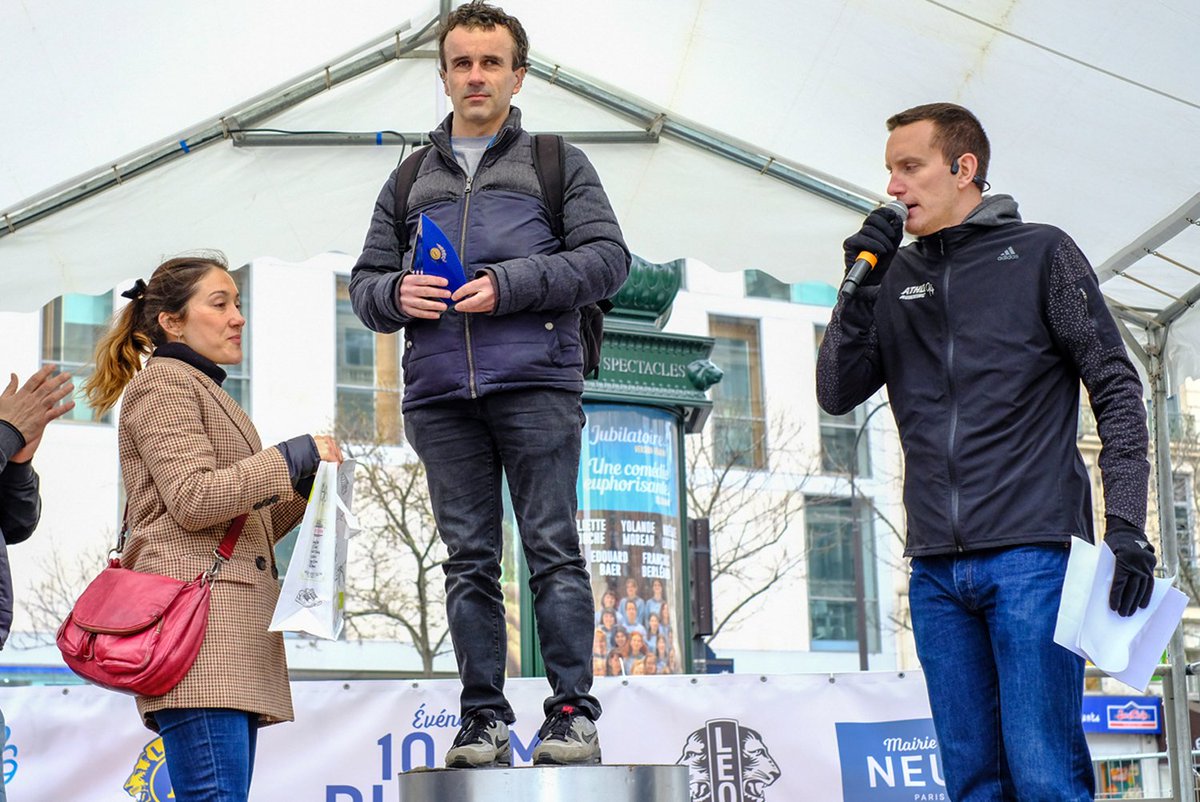 #10kmduNeuf #lionsparis9run avec <a href="/Mairie9Paris/">Mairie du 9e Paris</a> <a href="/aguillem1/">Adeline Guillemain</a> <a href="/dburkli/">Delphine Bürkli</a> Tony Boiblet sur la 1ère marche du podium handisport avec un chrono de 41'58'' félicitations, suivi de Arthur Le Compte (44'27'') et Claude Noivault (46'27'').
#CourseSolidaire #handicap #insertion 
(c) Tony Hage