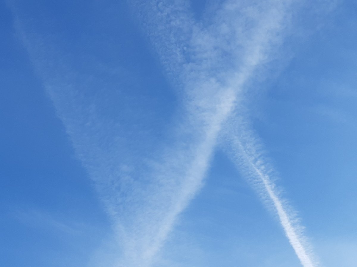 1n5um15110n's tweet image. Más y más bajo #chemtrails #CriminalesDelAire #ControlDeLaPoblacion