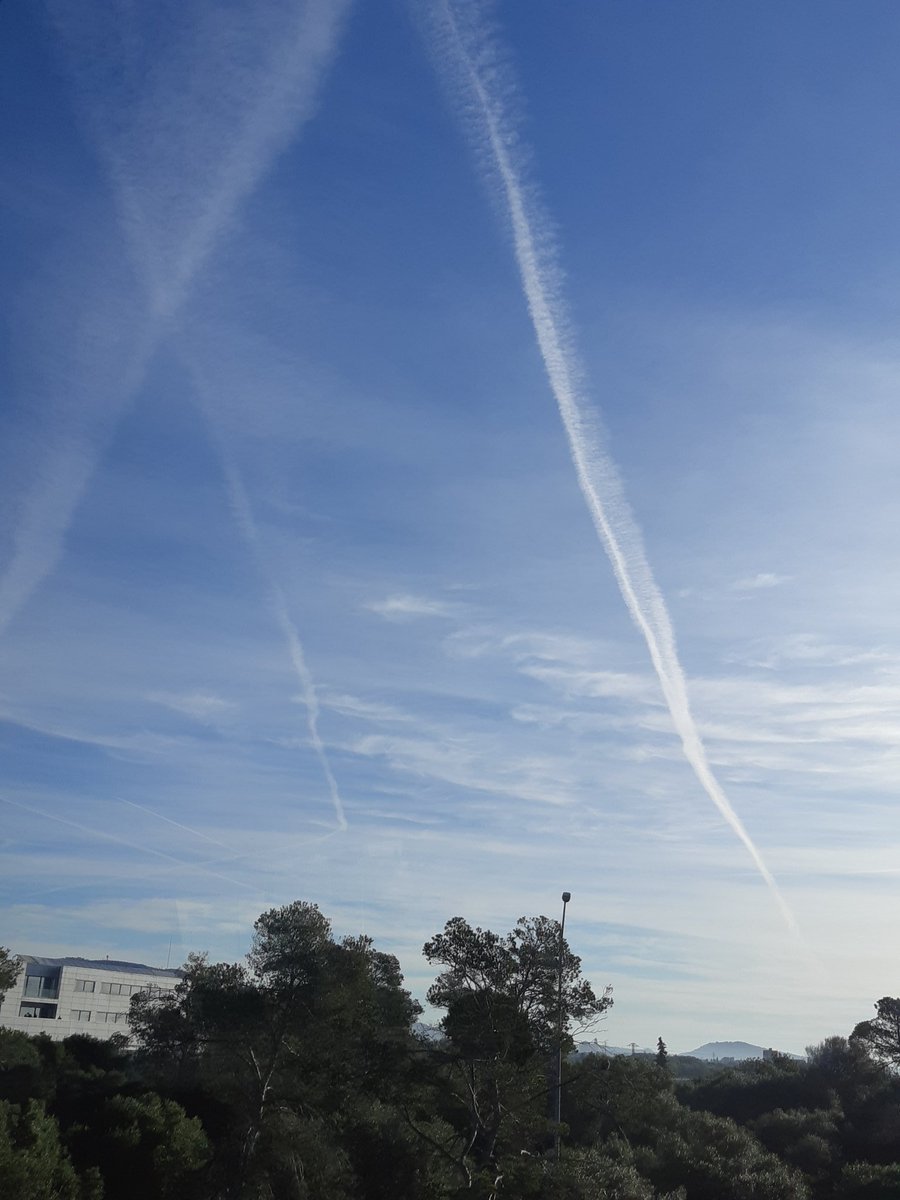 1n5um15110n's tweet image. Más y más bajo #chemtrails #CriminalesDelAire #ControlDeLaPoblacion