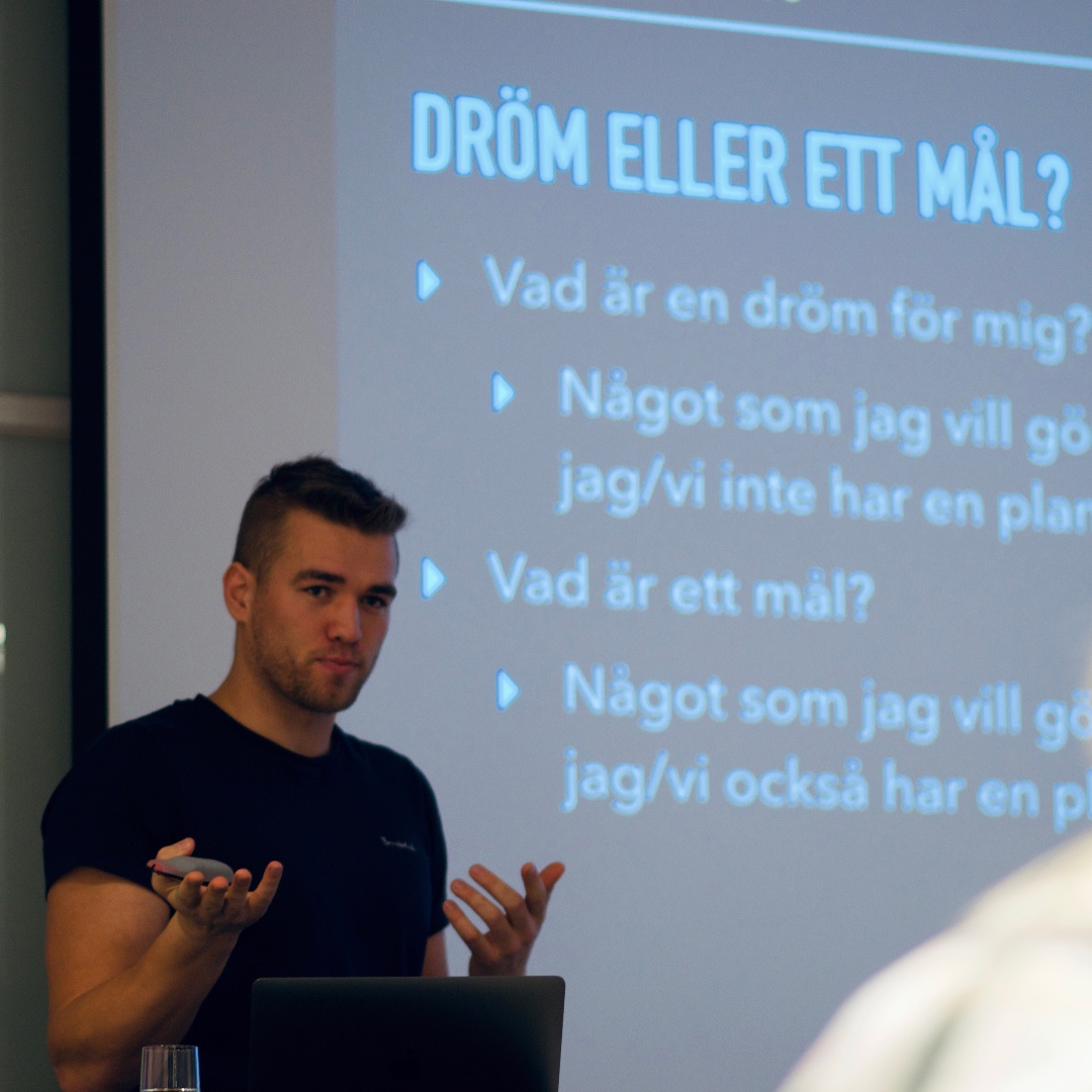 johannesskagius's tweet photo. I mars och april har jag två bokade föreläsningar. Det är fantastiskt kul att  träffa människor i olika organisationer och berätta om min vardag och hur jag motiverar mig i min träning. 
Skriv till mig via min hemsida om du vill höra mer!
#Föreläsare #skagiusswimcamp https://t.co/GKyBZkRNGx