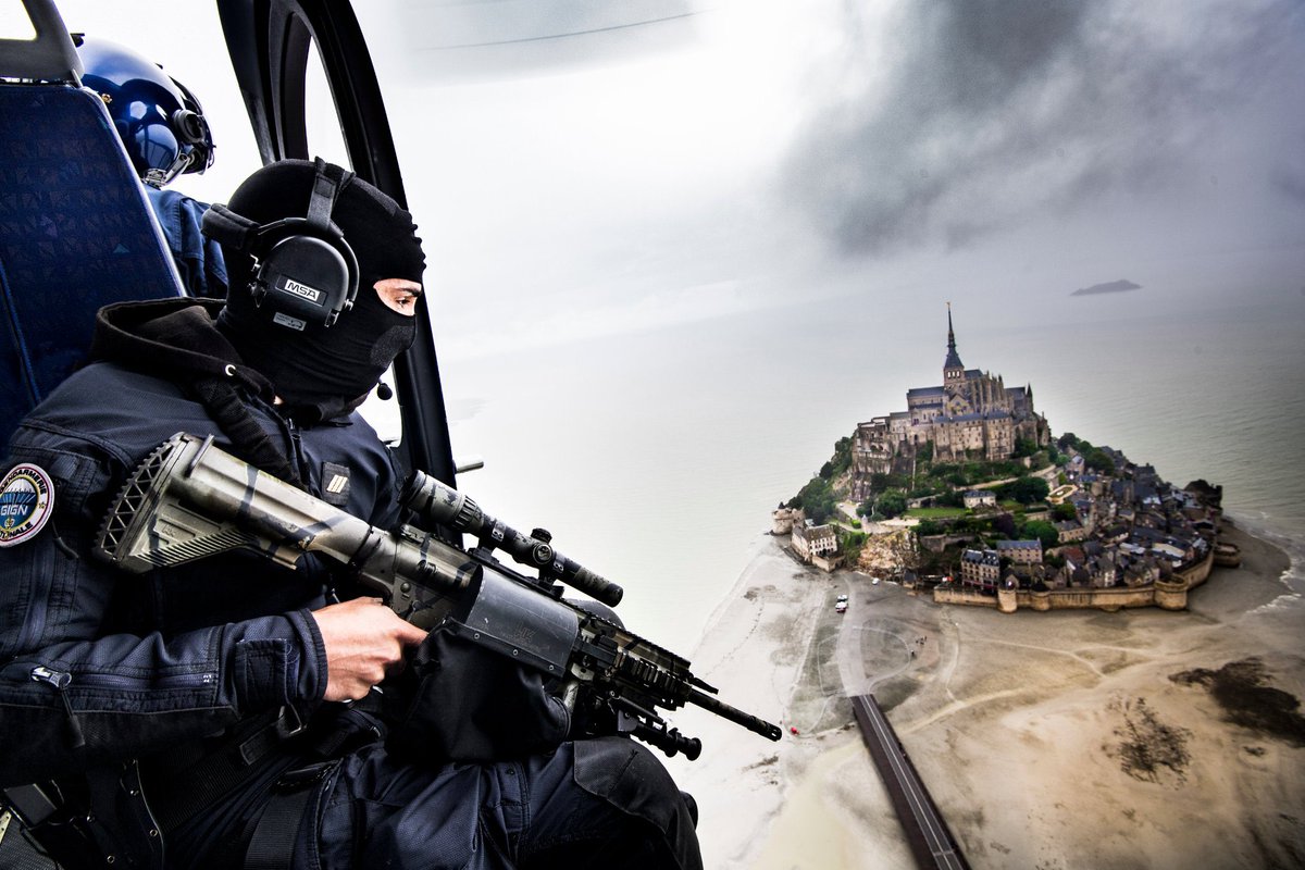 Gendarmerie's tweet photo. Un #jeudiphoto particulier aujourd'hui.

L'occasion pour la #gendarmerie de dire au revoir à Fabrice, l'un de nos photographes qui après 30 ans au service de l'institution, part en retraite.

Merci Fabrice !

Sa photo phare : 1er prix du concours photo international d'@Europol. https://t.co/njF6KRAcWF