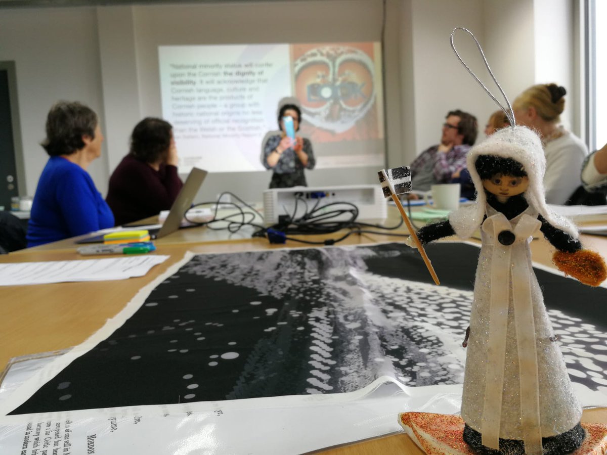 Talking ethics and curating identity/diversity on our final #CitizenCurator session --- Thank you <a href="/TamsinRussell/">Tamsin Russell</a> <a href="/tehm/">Tehmina Goskar</a> @emmiekell <a href="/Krowji/">Krowji</a>