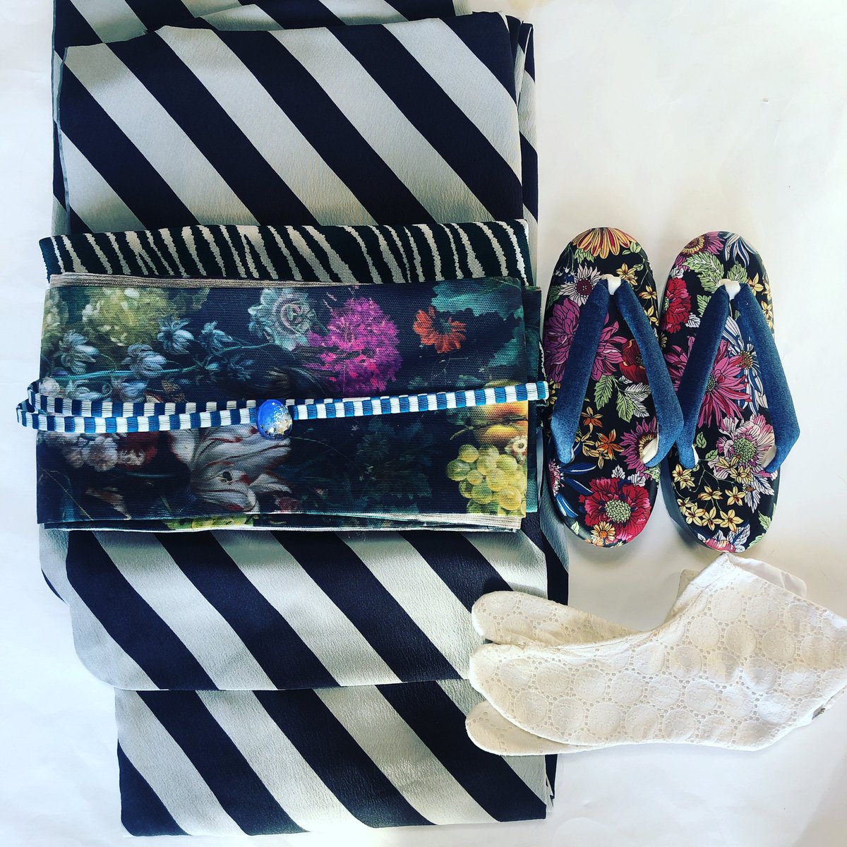 お出かけコーデ。
キモノ　大塚呉服店
帯　凛々
帯留め　アマナエイコ
帯揚げ　haruキモノコモノ  
草履　haruキモノコモノ  
三部紐　haruキモノコモノ  
タビ　haruキモノコモノ  
ご購入は、ネットショップからできます！↓
wakomonoharu.shop-pro.jp
#haruぞうりとキモノコモノ屋