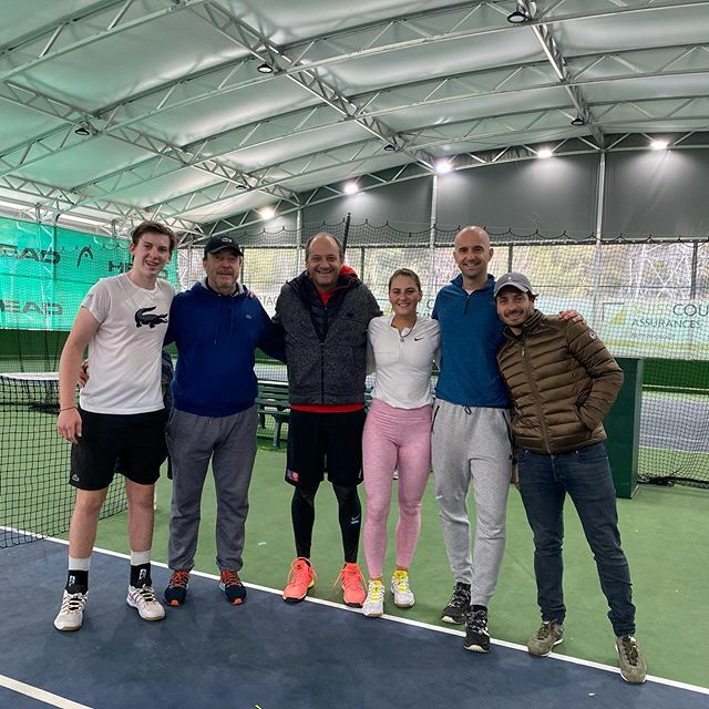 Una de las promesas del tenis ucraniano, @kostyukmarta Marta Kostyuk, nos deleitó hoy en las pistas techadas de @tennispadelsoleil Luego tuvo unos minutos para dialogar con el CEO de @mcinternationalsports Fabrice Pastor junto a dos ilustres del tenis mu… ift.tt/39K9sjN