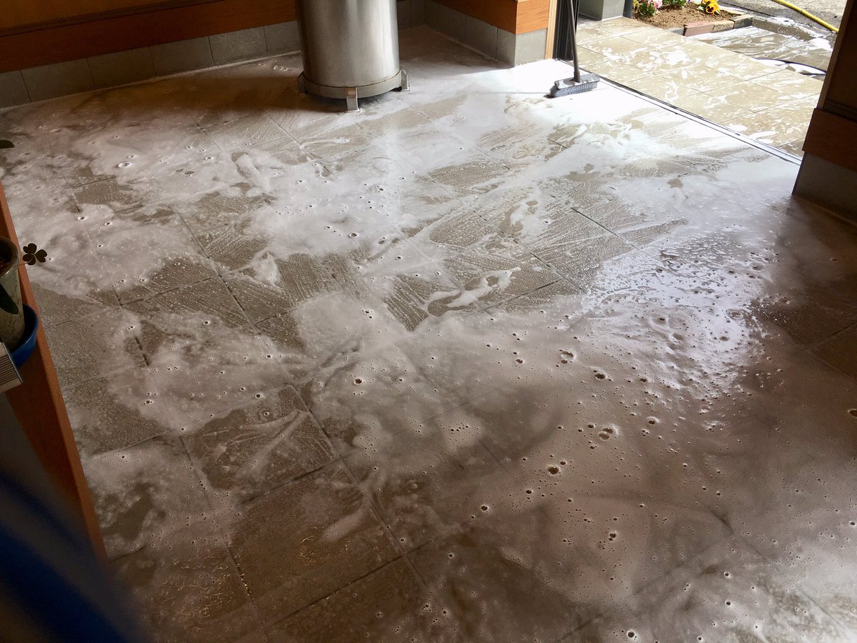 Handmade_senbei's tweet photo. 店内に堆積する灰の除去の為、床洗浄を実施していた処、店前で常連様が足を止め一言「コロナ対策ですか？」

不意を突かれ、防御服着てませんが…と反応するも「予防です���ね...」のかぶせに、そうか、ウイルス対策にもなるぞ！と得した気分。

店舗内も安心・安全な #清水屋せんべい店 なのでした。 https://t.co/GyVzsoxuVm