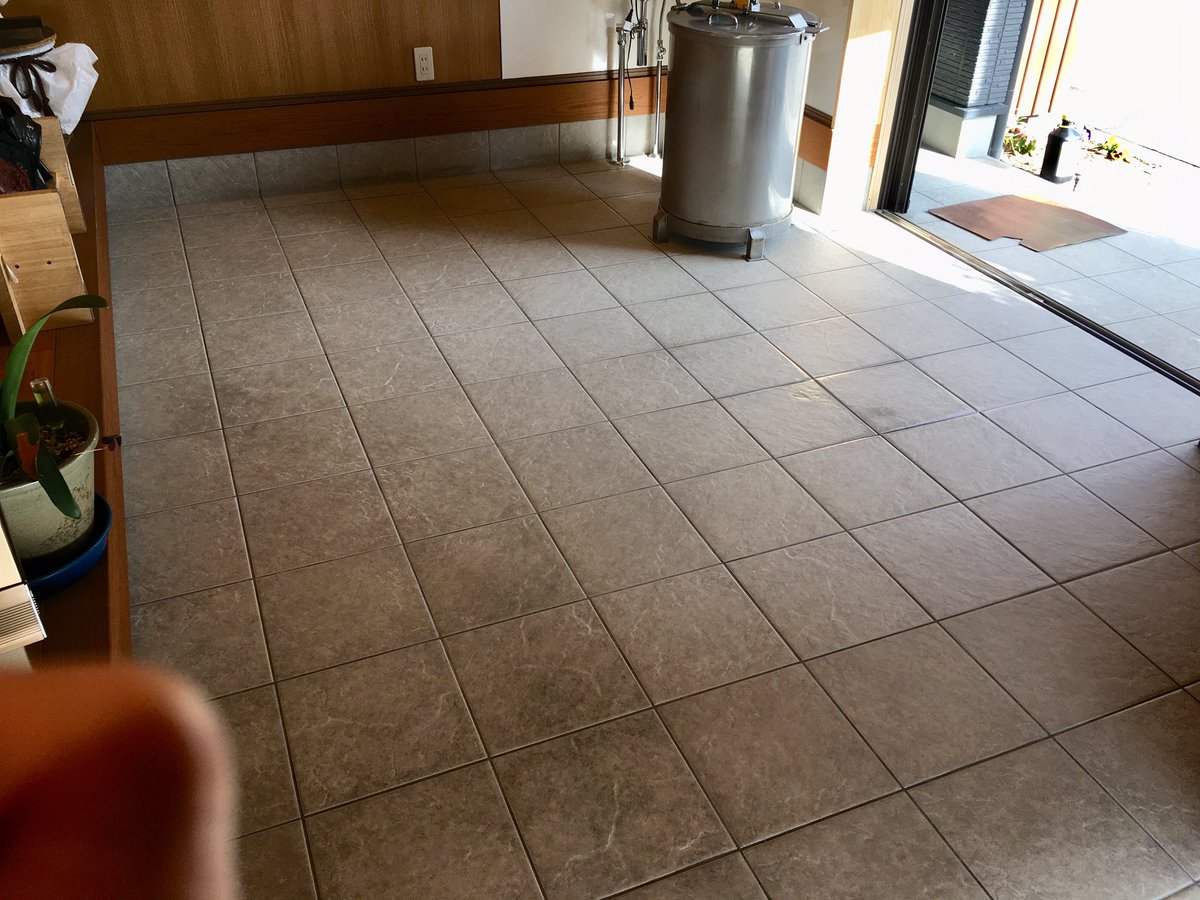 Handmade_senbei's tweet photo. 店内に堆積する灰の除去の為、床洗浄を実施していた処、店前で常連様が足を止め一言「コロナ対策ですか？」

不意を突かれ、防御服着てませんが…と反応するも「予防です���ね...」のかぶせに、そうか、ウイルス対策にもなるぞ！と得した気分。

店舗内も安心・安全な #清水屋せんべい店 なのでした。 https://t.co/GyVzsoxuVm