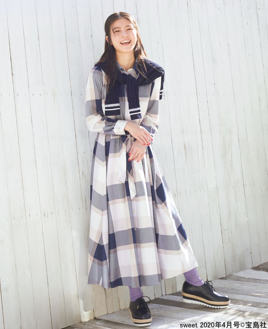 今田美桜の私服 大判なブルーのチェック柄が可愛いロングシャツワンピースです マットな光沢感のレザーシューズを合わせて 芸能人の私服 衣装まとめ Woomy