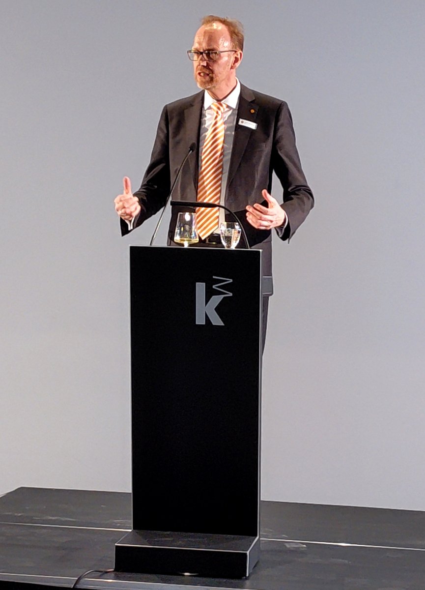 IDS_Mannheim's tweet photo. #IDSJT20 – Bürgermeister Michael Grötsch begrüßte die Tagungsteilnehmer/innen gestern Abend beim Empfang der Stadt Mannheim (@mannheim_de) in der @KunsthalleMA. Unser Direktor @HenningLobin bedankte sich herzlich für den stimmungsvollen Empfang. https://t.co/37BBnAoTIY