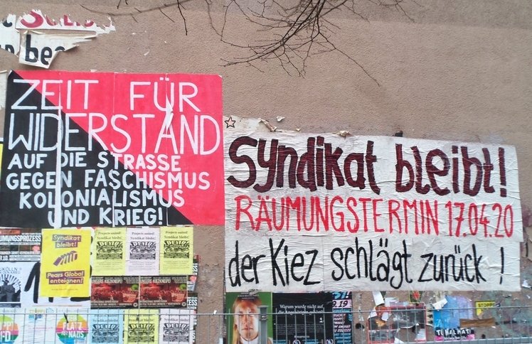 nk_12049's tweet photo. Neues von der #Infowand im #Schillerkiez in #Neukölln:
#SyndikatBleibt - Der Kiez schlägt zurück! #Mietenwahnsinn bekämpfen! #PearsGlobal enteignen! #Räumungisnich https://t.co/p2qt5WUiCt