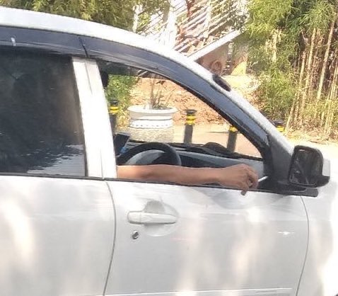 TMCPoldaMetro's tweet photo. Bagi Pengendara, hormati Pengguna jalan lain dengan tidak menghisap rokok sembari berkendara. 

Abu &amp; bara rokok dapat membahayakan penglihatan Pengendara lain ketika masuk ke mata. Iritasi pada mata membuat Pengendara lain menjadi kurang fokus dan dapat menyebabkan #kecelakaan. https://t.co/lSecopIaKa