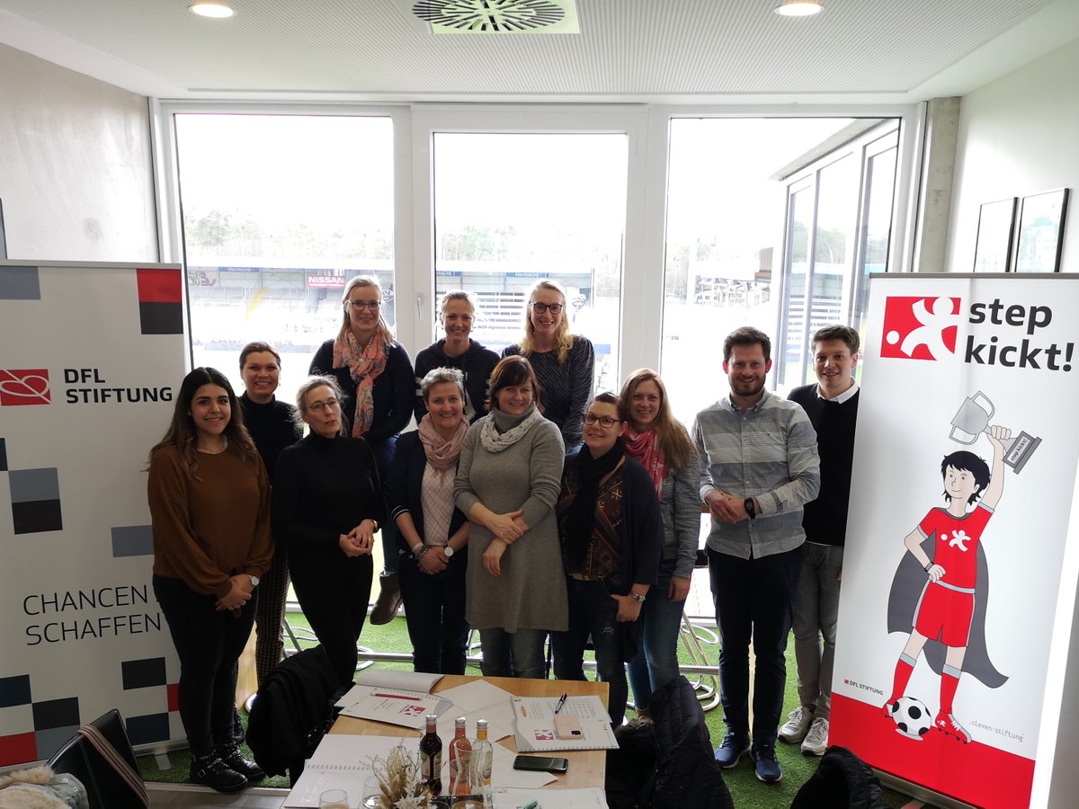 SV_Sandhausen's tweet photo. Der Startschuss ist gefallen! 

Der #SVS setzt gemeinsam mit der Geschwister-Scholl-Schule St. Ilgen die step kickt!-Initiative der DFL-Stiftung um, die Schulkinder zu mehr Aktivität erziehen will. 🏃‍♂️🏃‍♀️

🌐 https://t.co/X946Kt40RX
___________
#SVS1916 https://t.co/BfPSA3mdmn