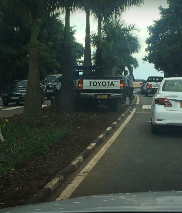 Nkundamatch's tweet photo. RNP 166 M @Rwandapolice namwe musigaye mubagara #Indabyo n #Imikindo y'Umugi wa @CityofKigali ?? 😭 Ahaaaaa🤔🤭
@RIB_Rw #Abashoferi rwose dutwara izindi twaragowe pe, @onduhungirehe @RwandaLocalGov @YouthCultureRW @EnvironmentRw 👇 https://t.co/nY1dm0yzRK