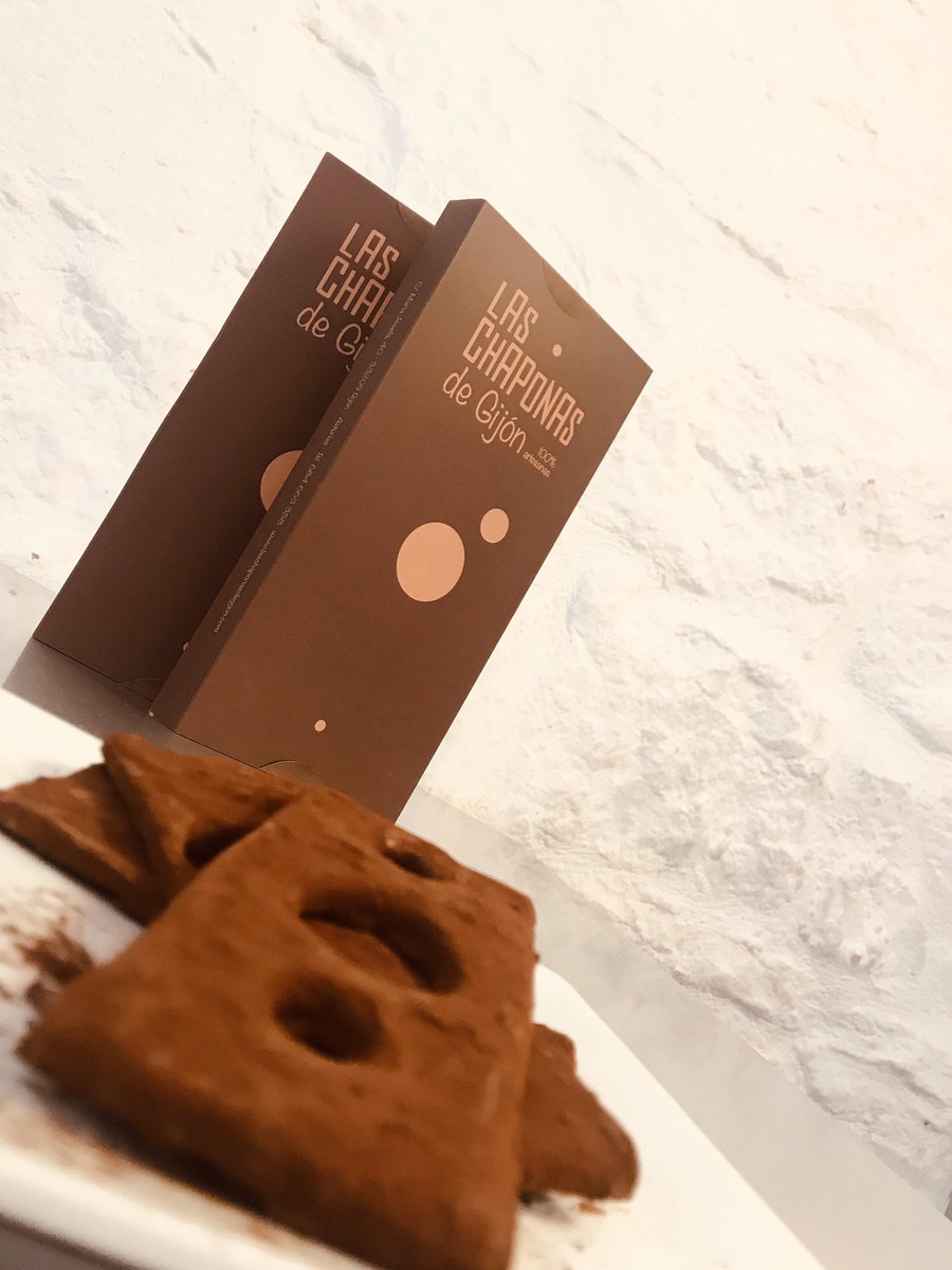 CoallaGourmet's tweet photo. Nos dice Rubén de #LasChaponasdeGijón que lo del molde de 5 metros de alto lo ve difícil, seguiremos insistiendo... mientras, en pequeñas dosis y en Coalla 🍫🍫🔝🔝
@elcomerciodigit
#elyantar #elcomerciodigital #gijon #asturias #regalagastronomia #coalla https://t.co/S8zJq7Lwtm