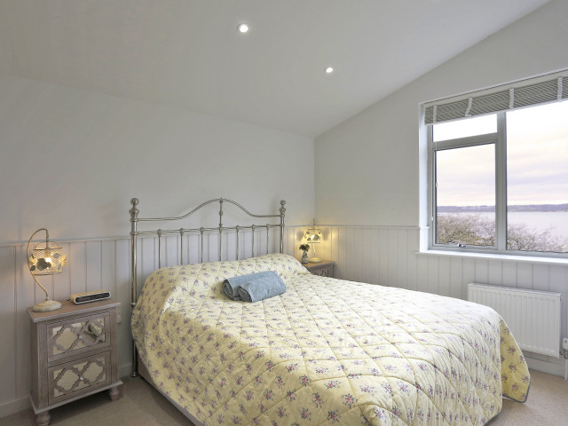 SuffolkCottHols's tweet photo. We are delighted to welcome Crows Nest Annexe to the #CountryCollection 🏡 
Set in the perfect location to explore all that #Suffolk has to offer. Complete with spectacular views across the #River Orwell and wonderfully landscaped gardens. 
https://t.co/nMBs8UKpiH #Staycation https://t.co/Hxj4DB5LFs