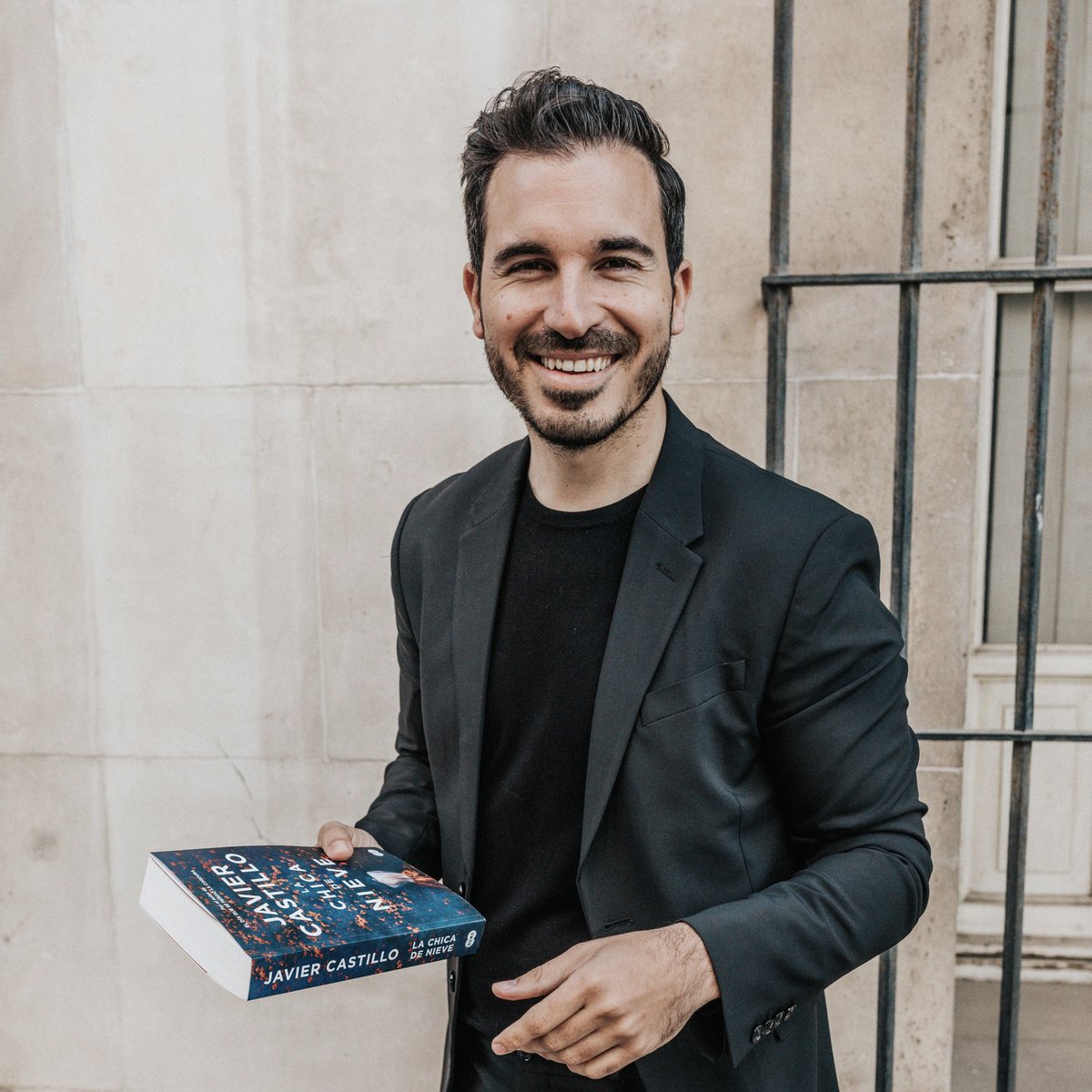 sumadeletras's tweet photo. ¡Hola! Soy Javier Castillo —llamadme Javi— autor de LA CHICA DE NIEVE, y acabo de robar la contraseña a @sumadeletras. A ver cuánto tarda @megustaleer en darse cuenta :-P. https://t.co/q0EMdEX9vX