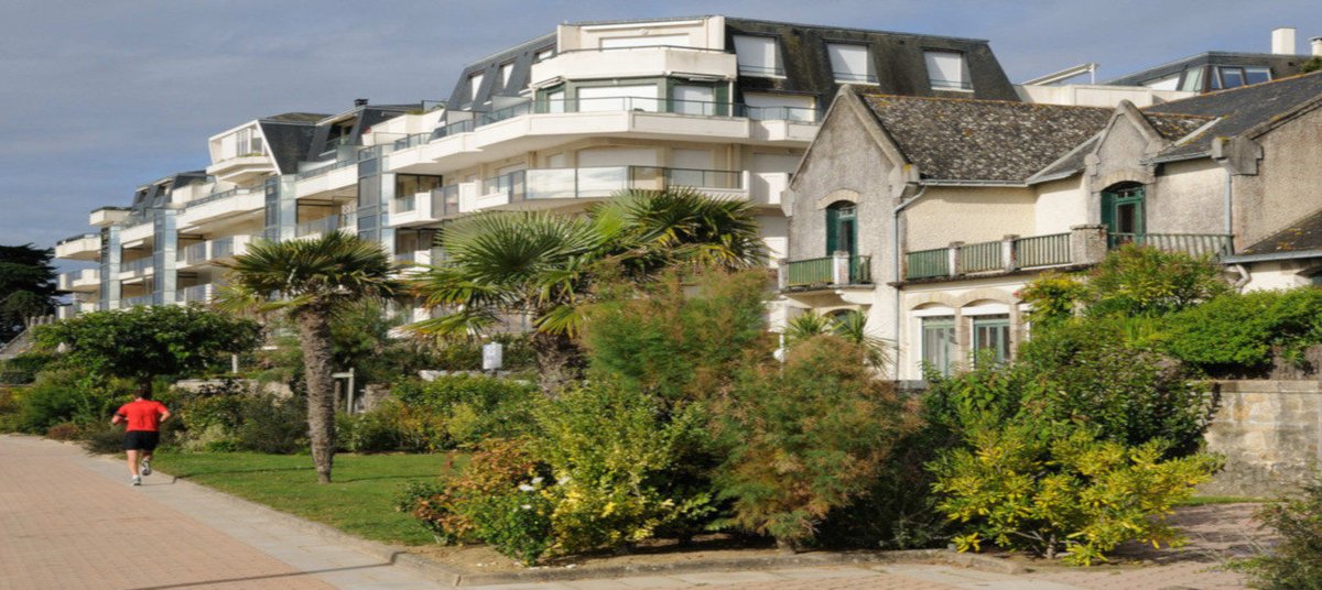 KelFoncier's tweet photo. Des opportunités foncières à saisir à #LaBaule : la commune impose la construction de 30 % de logements sociaux dans de nombreux quartiers #foncier #immobilier #HLM https://t.co/yxedELZ978 https://t.co/dCYe2Bz5Az