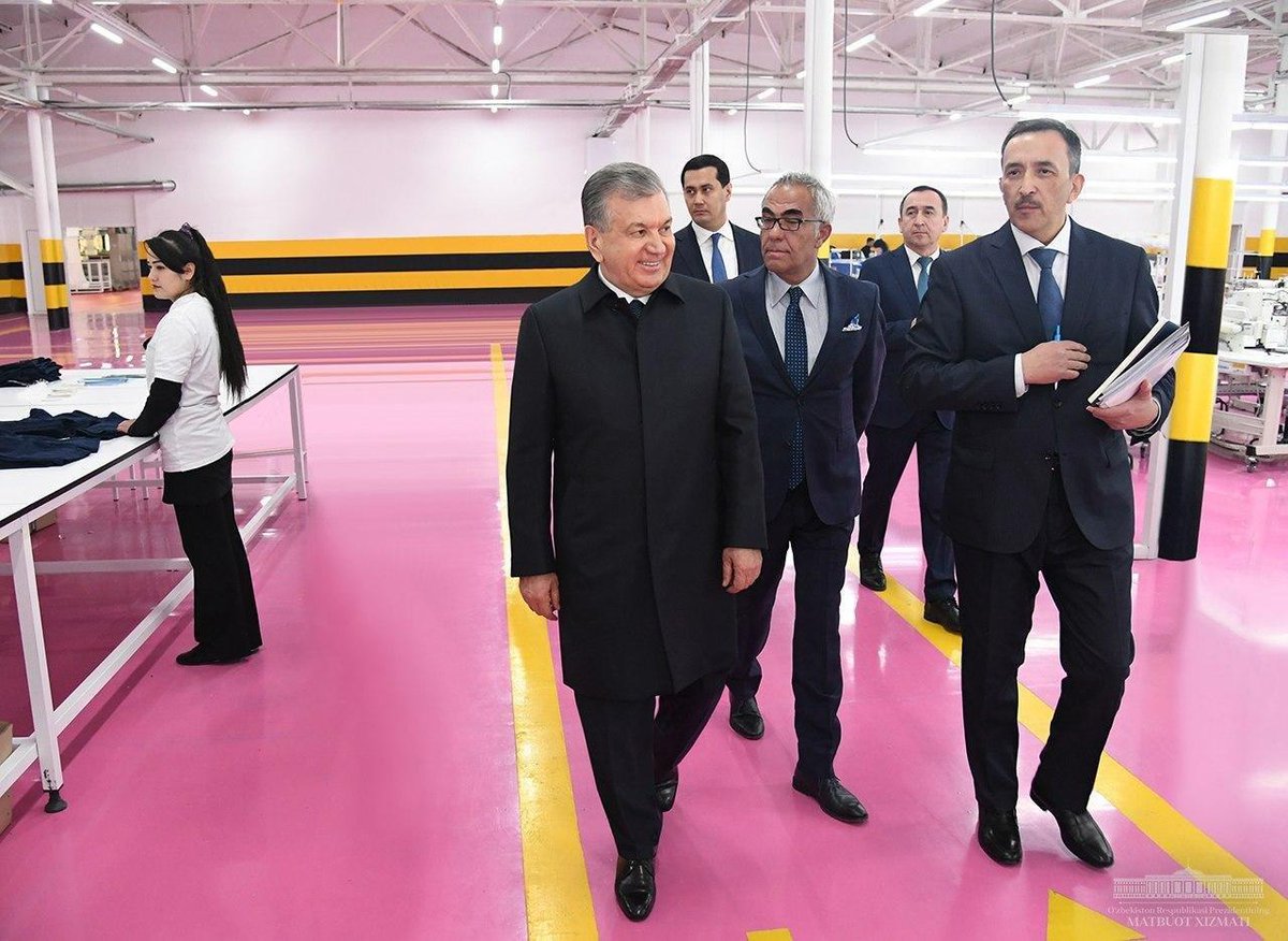 president_uz's tweet photo. The head of our state is introduced to the activities of Develop Textile foreign enterprise in the Hazorasp Free Economic Zone.

#Mirziyoyev #Uzbekistan #Khorezm #trip #economy #HazoraspFEZ #business #jointprojects #cottonreprocessing #textile #exports #jobcreation https://t.co/PLGkDqJ7Yx